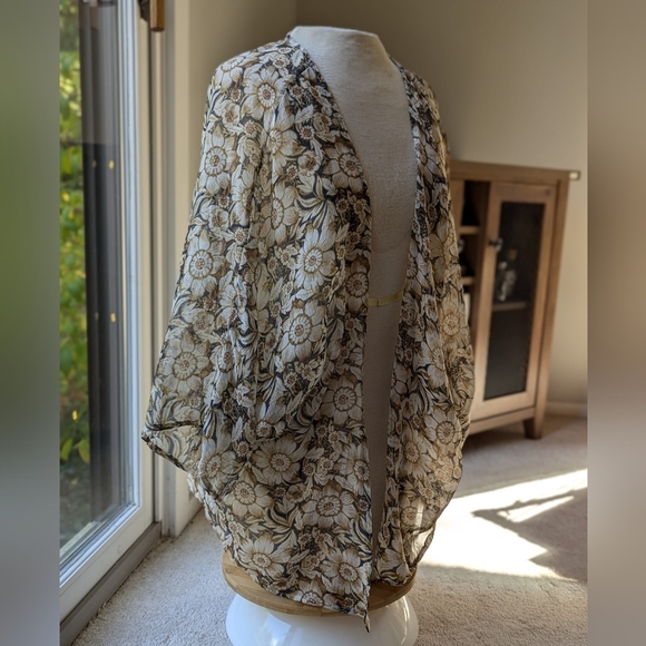 American Eagle Floral Kimono - Picture 5 of 12